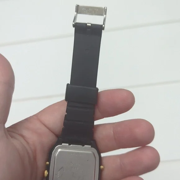 Ultra Rare Vintage Analog 90's Watch - Picture 8 of 9